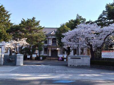 正門から安積歴史博物館をのぞむ