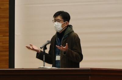 講評をする今西先生 講評をする今西先生